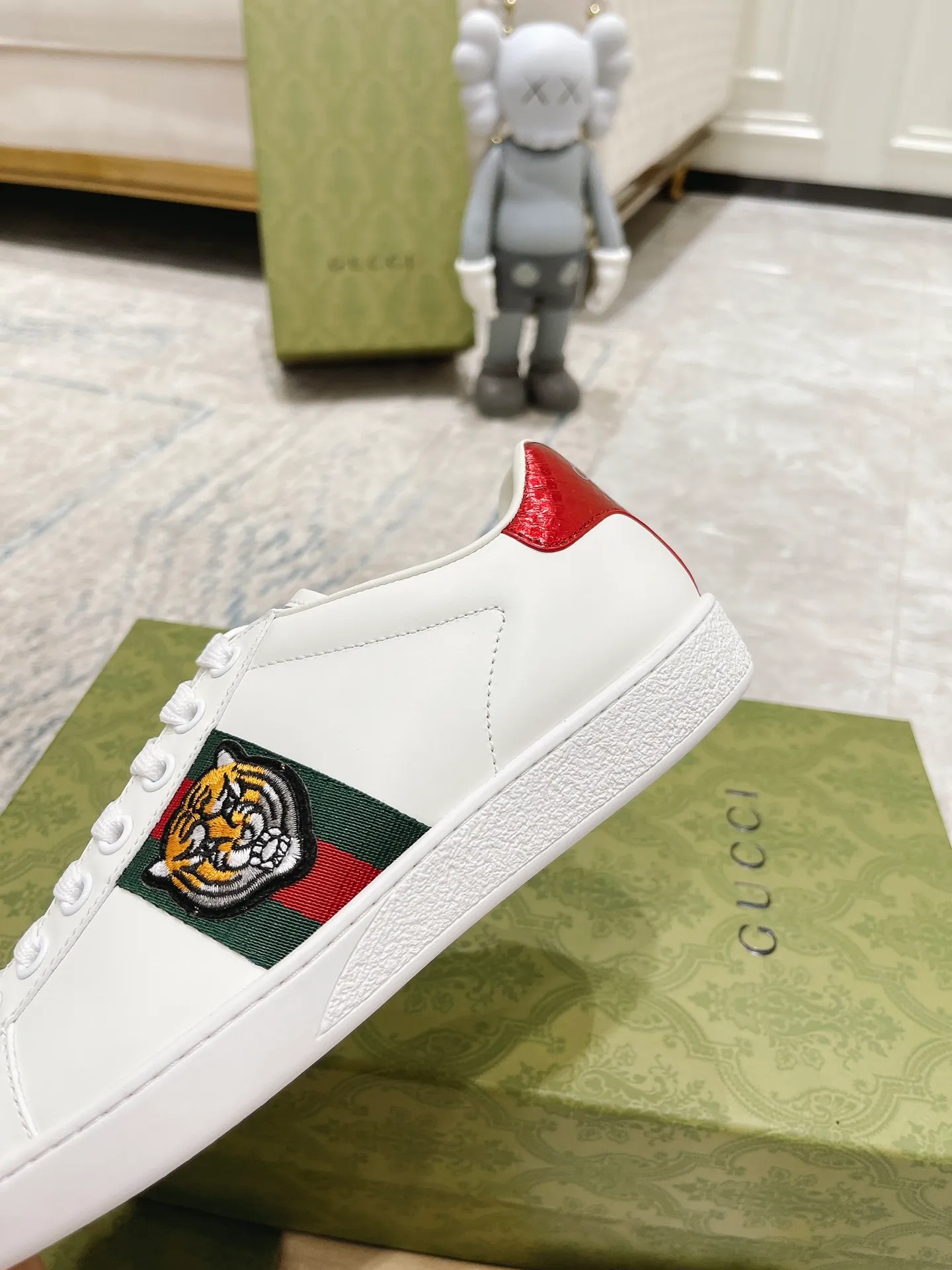 👟👟Ex-factory price 440👟👟 Women's shoe factory GUCCi's latest anti-counterfeiting line classic sports lace-up white shoes for couples ☝︎57 layouts of the whole series are shipped with high quality★ Color matching is being updated continuously... 🔥Look for our upgraded version quality, original mold opening ✔️Original last shape ✔ Everything is authentic from the inside out🥊 🍬Material: 🔸The upper is made of Italian cowhide imported from the original factory. The comfort and softness are higher than ordinary cowhide from domestic factories. ➕Full cowhide lining and foot pads. The lining adopts the same lasting method as the original. The midsole is also printed with double G and the insole is also original molded. 3D craftsmanship❗���Different from ordinary products in the market❗️➕The outsole adopts the original high-density one-to-one sole➕⚠️The snakeskin tail is consistent with the authentic color, and the real snakeskin is a small piece➕🗯The embroidered patches are also authentic. After disassembly, each color comparison is accurate before shipment‼ ️ Shoe size: Female 35-40 Male 39-44